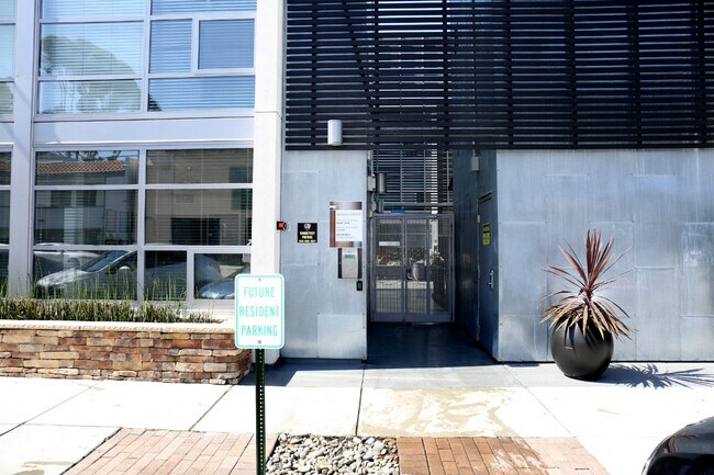 Entrada principal a la propiedad en el centro del edificio. - Loft2015 Apartments