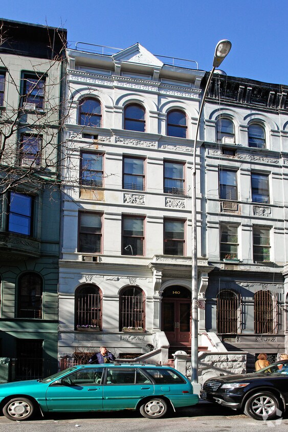Building Photo - 140 W 80th St