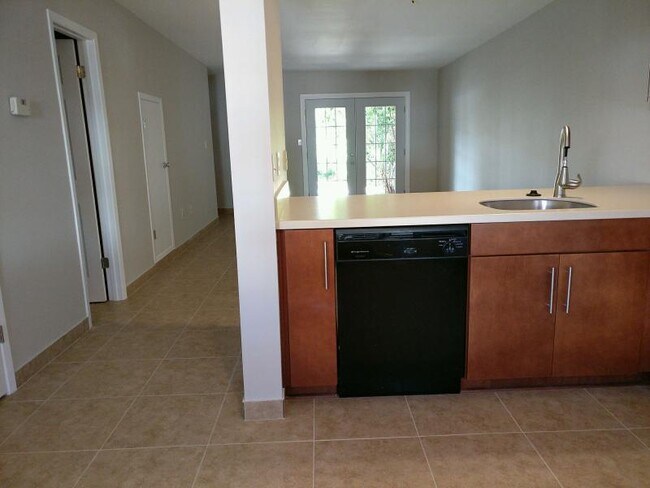 Foto del edificio - 640 Sandalwood Dr