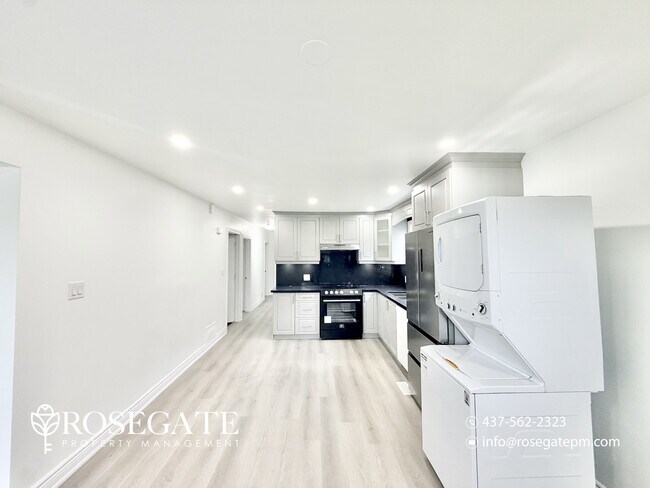 Photo du bâtiment - All-Inclusive 3-Bedroom Apartment with Balcony & In-Unit Laundry – Pet Friendly – Kitchener