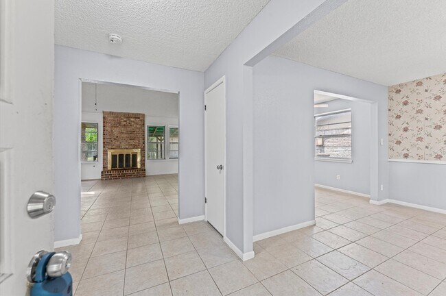 Building Photo - 11914 Meadowtrail Ln