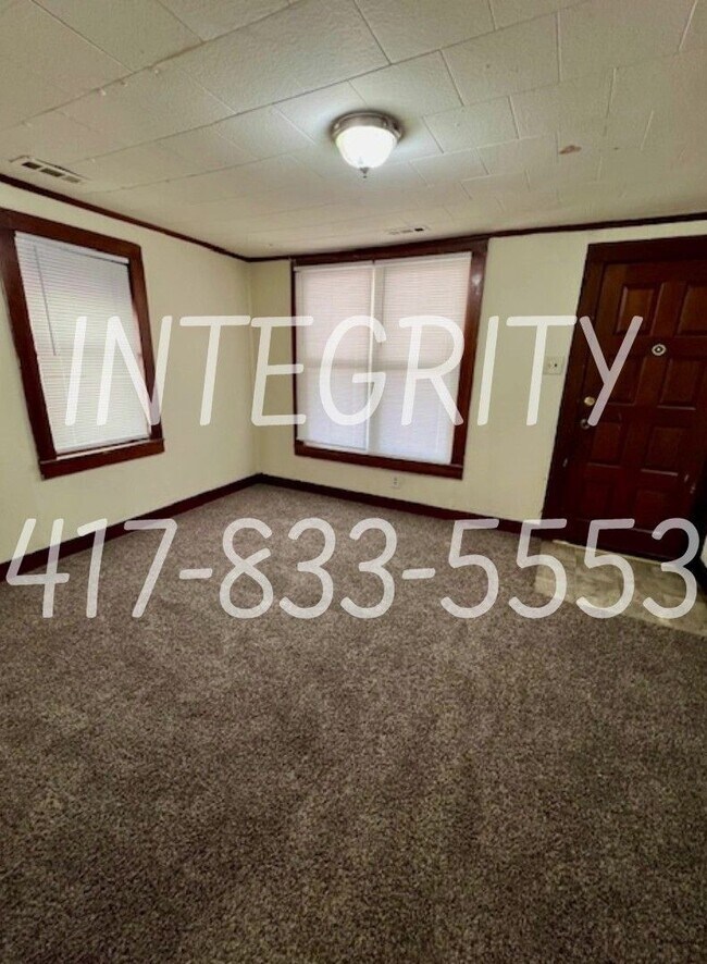 Foto del edificio - 1631 E. 8th; Springfield - HOUSE - THREE Bed; One Bath, Fenced Yard, Carport, Covered Patio