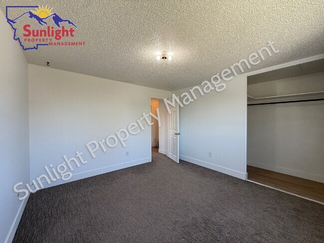 Foto del edificio - 2 Bed 1 Bath one side of a Duplex with Fenced Yard