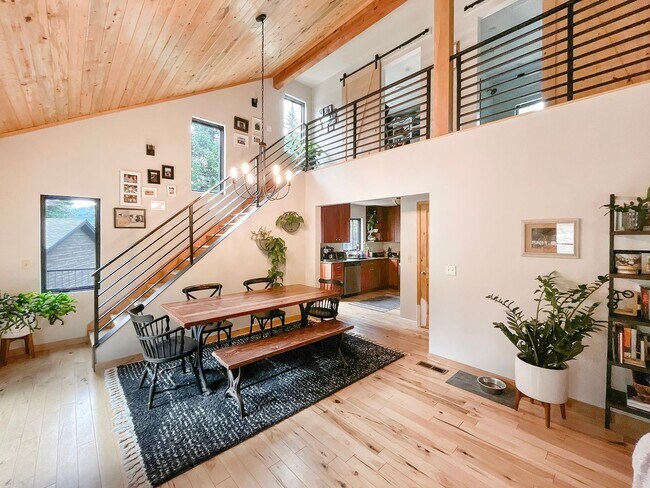 Foto del edificio - 2 Car Garage! Pets Negotiable! Two living ...