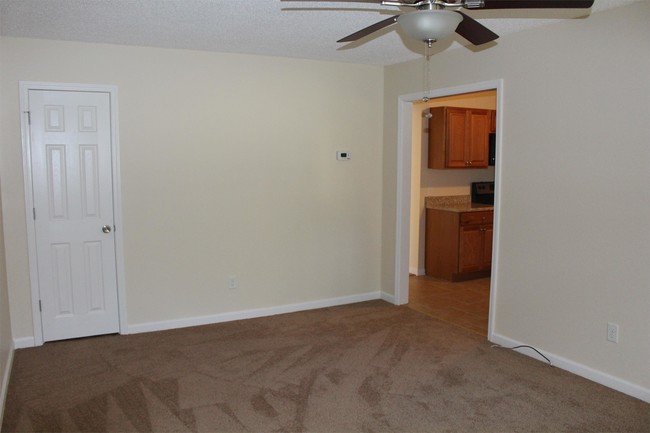 Building Photo - 1404 Greenbrier Ct