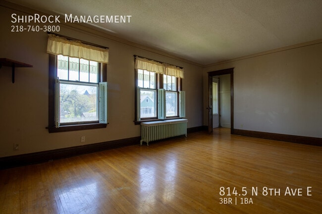 Building Photo - 814.5 N 8th Ave E