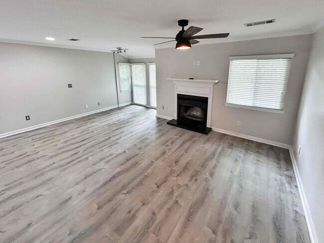 Building Photo - Charming 1 BR/1 BA Condo in Gated Sandy Sp...