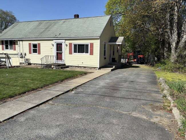 Building Photo - 488 Massasoit Rd