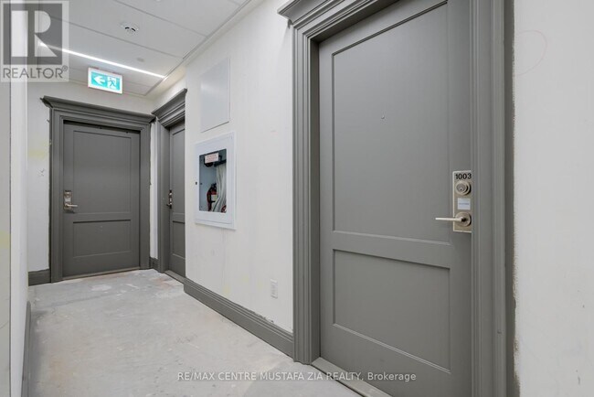 Photo du bâtiment - 30 Elm Dr W