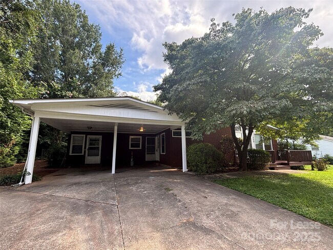 Foto del edificio - 724 Oakdale Dr