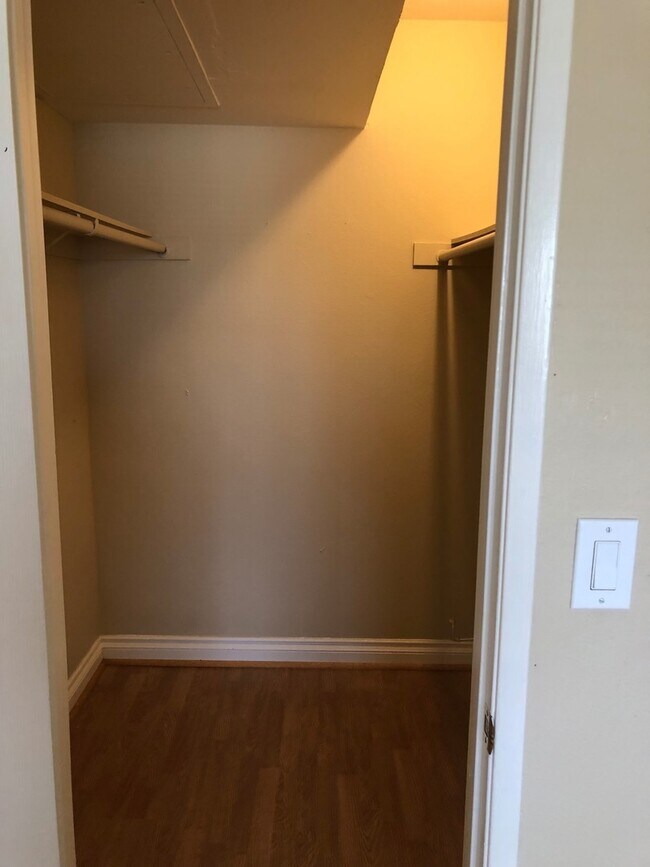 Building Photo - Near Parkway Plaza - 2 Bedrooms/2 Baths wi...