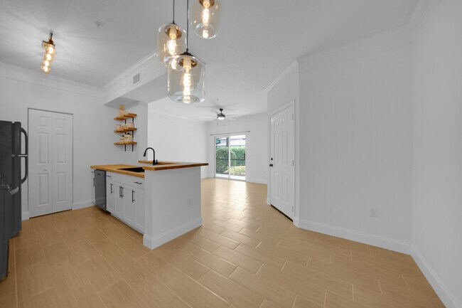 Building Photo - 11511 Villa Grand