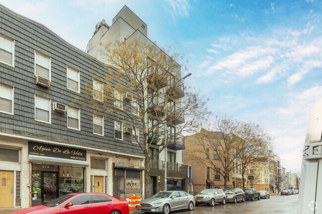 Building Photo - 583 Lorimer St