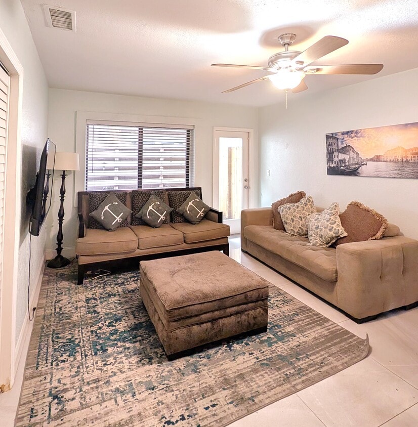 Foto principal - 700 SE 14th Ct