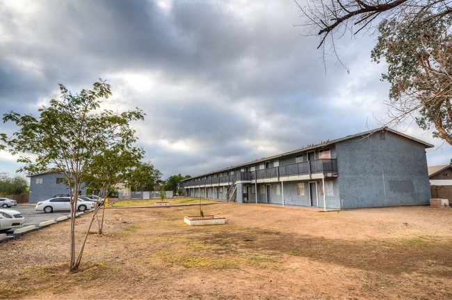 Building Photo - Desert Cove Manor