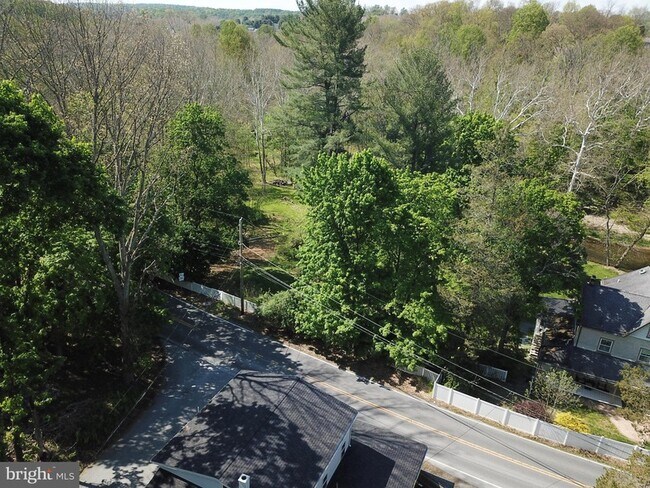 Foto del edificio - 798 Creek Rd