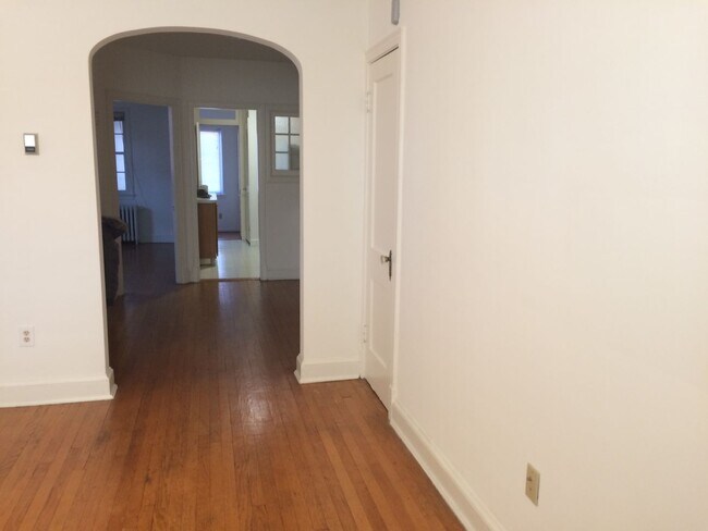 Foto del edificio - 4021 Davis Pl NW