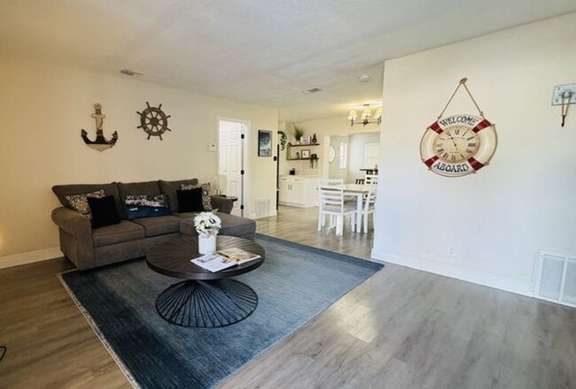 Foto del edificio - Spacious 4-bedroom 2-bathroom pool home