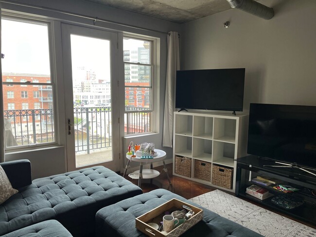 Building Photo - 3rd Ward Condo For Rent
