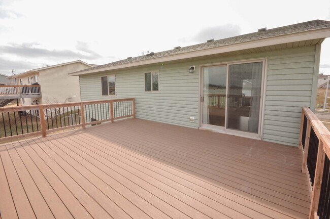 Building Photo - Move-In Ready4 BR with Large Yard!