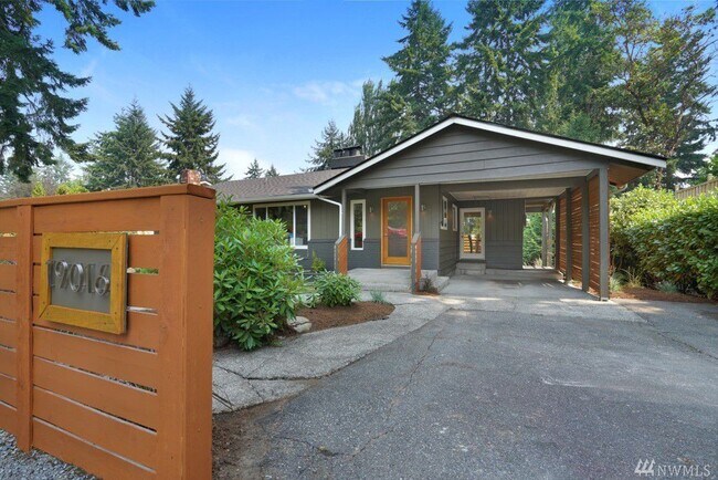 Foto del edificio - Gorgeous 4 Bedroom, 4 Bath +Bonus Room in Richland Heights