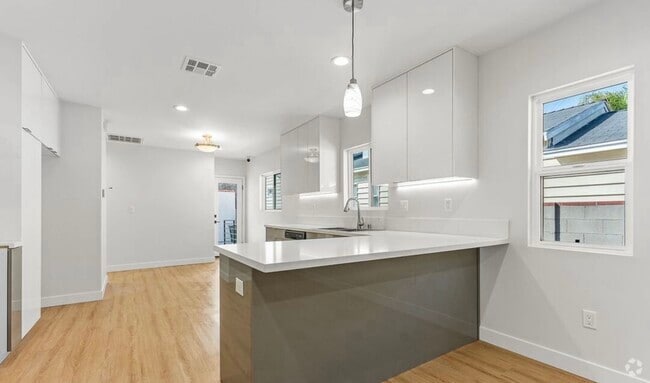 Building Photo - 1113 N Pass Ave