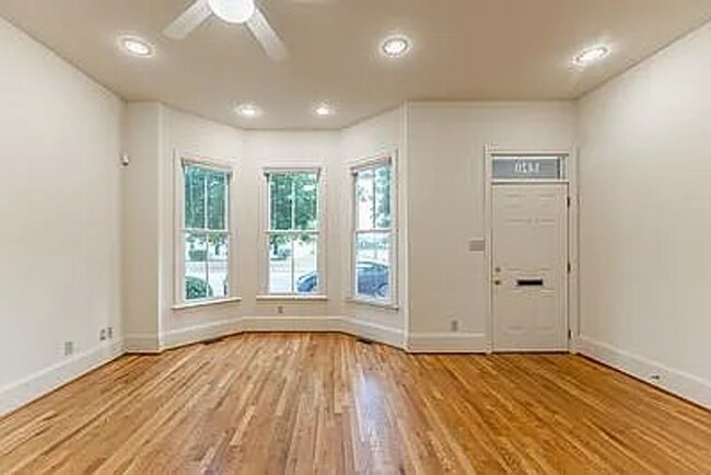 Foto del edificio - Escape to the perfect blend of comfort and convenience in the Fan!