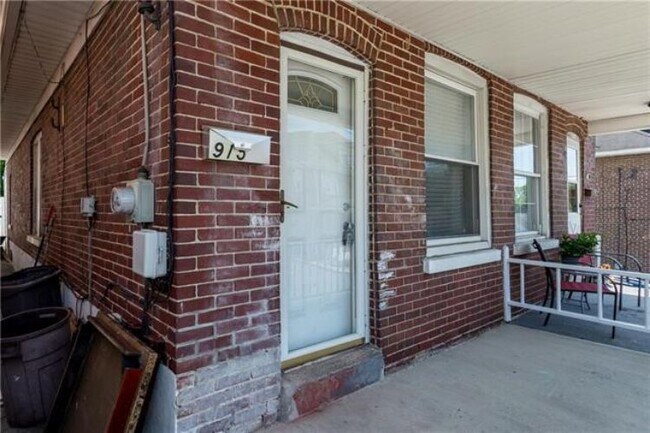 Building Photo - 915 Ridge St
