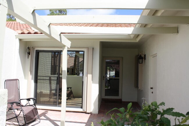 Foto del edificio - 21608 Coronado Ave