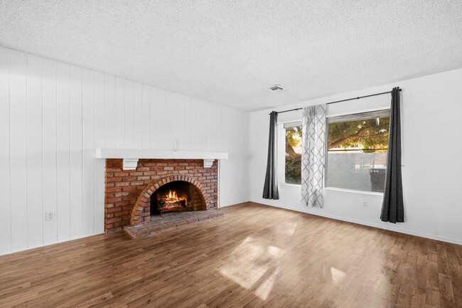 Building Photo - Charming Agoura Hills Home with Ample Outd...