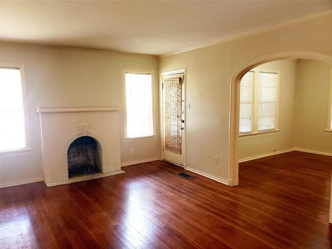 Building Photo - 6250 Palo Pinto Ave