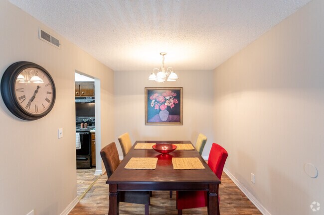 2HAB, 2BA - 1,055 ft² - Massman Manor and Starlight