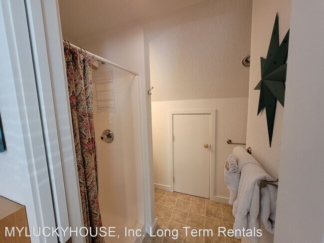 Building Photo - 3 br, 2.5 bath House - 920 NE Paula