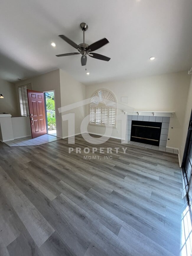 Building Photo - Charming and spacious single-level 2-bedroom, 2-bath condo
