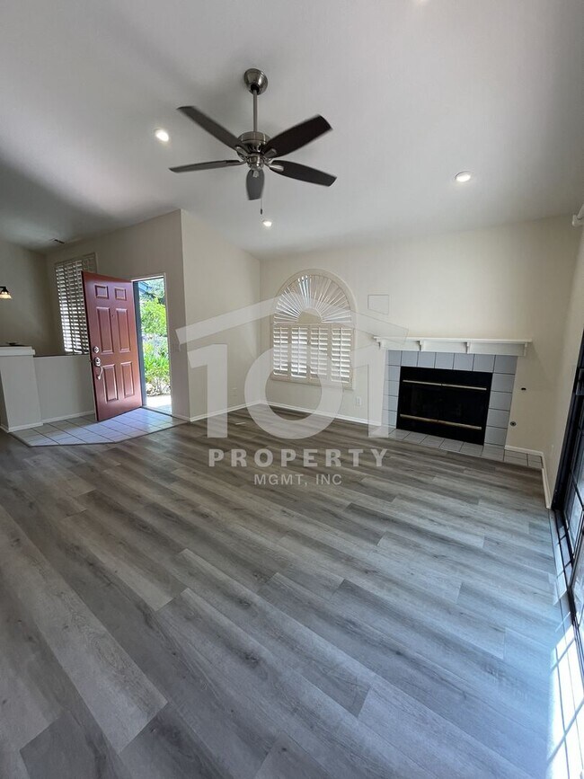 Foto del edificio - Charming and spacious single-level 2-bedroom, 2-bath condo