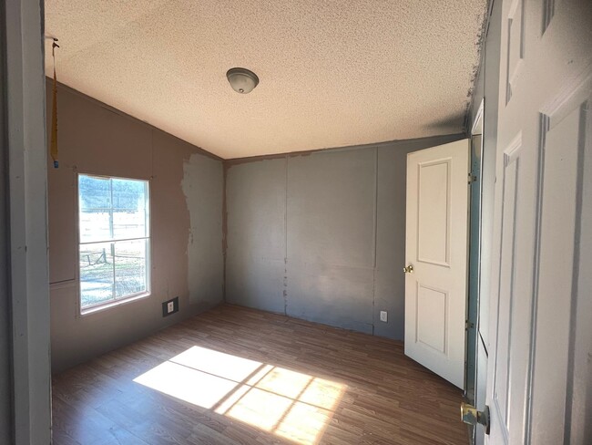 Building Photo - 3 BR 2 Bath 1,280 sq ft singlewide mobile ...