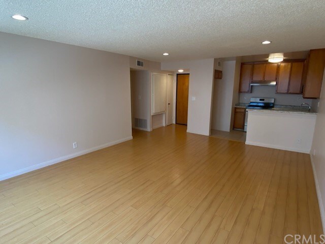 Building Photo - 526 Oak St