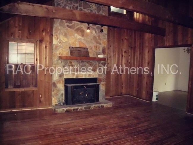 Building Photo - 290 Saxon Woods Dr