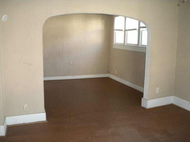 Building Photo - 1108 S Osage Ave