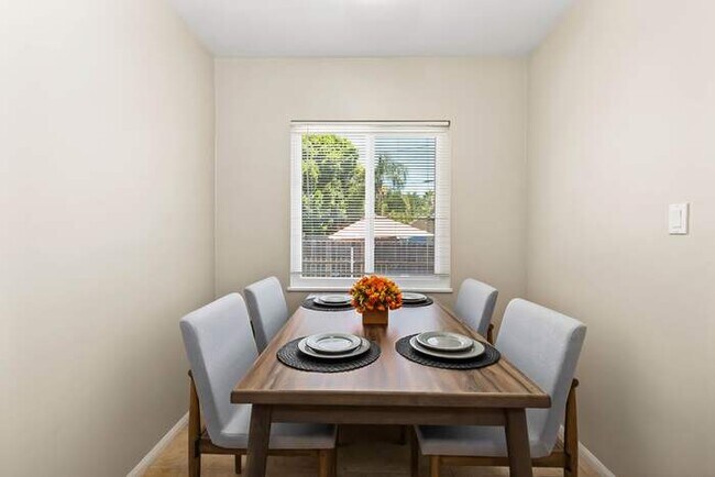 Foto del edificio - Cozy 2BR Home with Bright Interior & Relaxing Patio