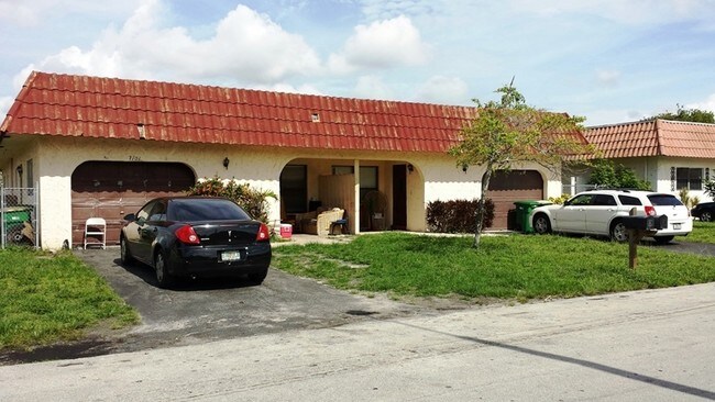 Building Photo - 7809 NW 70th Ct