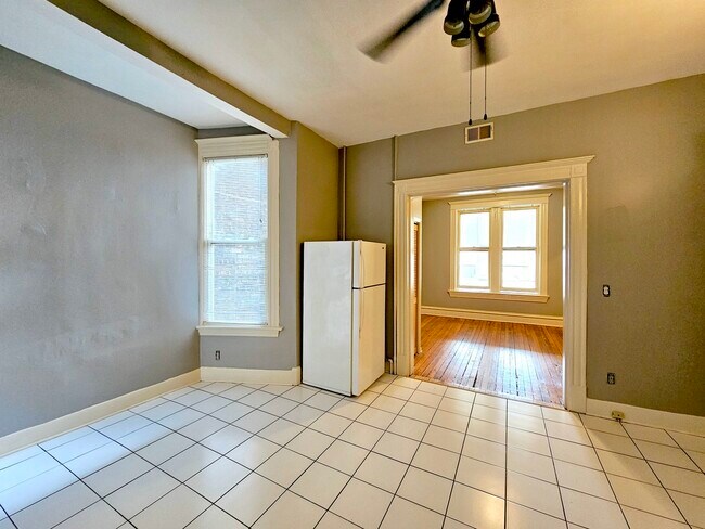 Foto del edificio - 1448 N Maplewood Ave