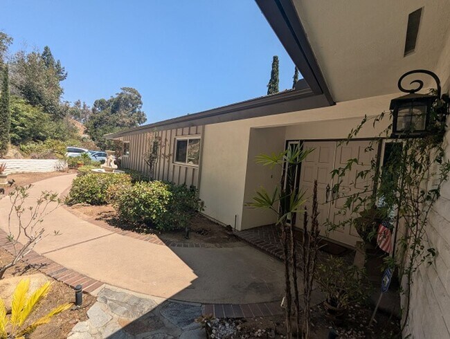Foto del edificio - 3 Bed - 2 Bath House with Solar & Mountain...