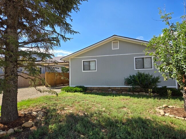 Building Photo - 892 2nd Ave