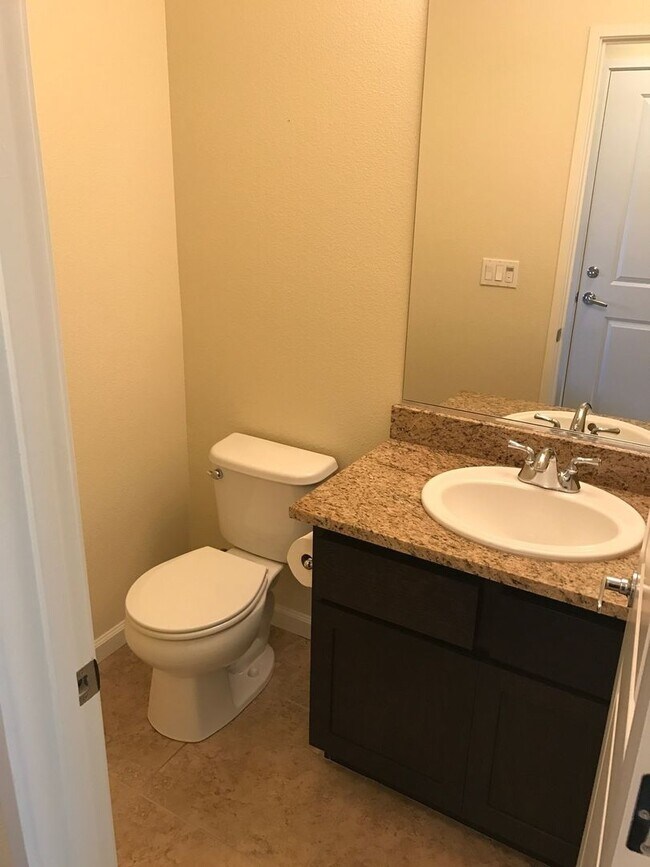 Foto del edificio - Centrally Located 4 bedroom 2.5 bath Petal...