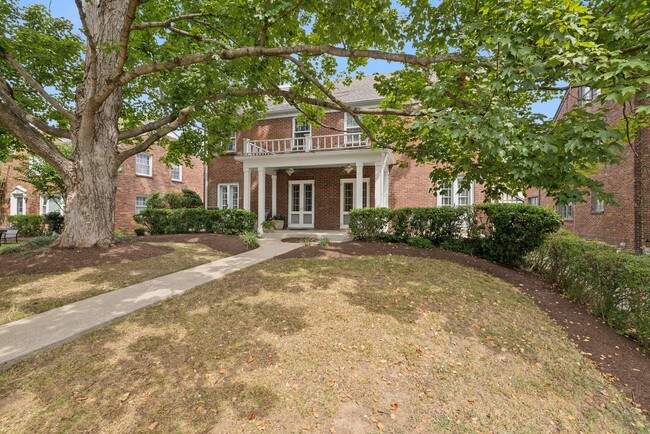 Building Photo - **BEAUTIFULLY MAINTAINED HISTORIC HOME IN ...