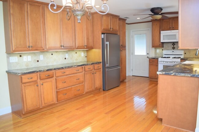 Foto del edificio - 4 Bed, 3 Bath Well-Located Brick Home in Lake Hickory Country Club For Rent!