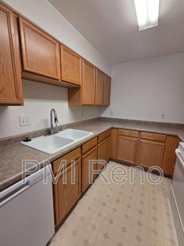 Foto del edificio - 421 Holcomb Ave