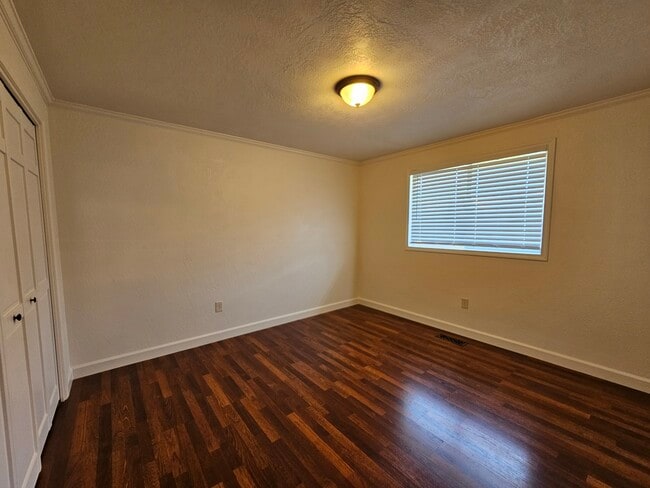 Building Photo - 1823 Valley View Dr
