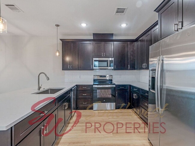 Foto del edificio - Gorgeous 3 bedroom townhome with a quick, easy walk to TSU campus!